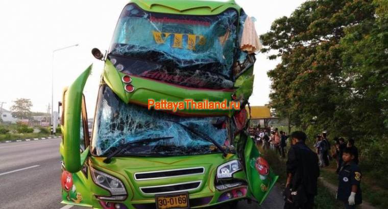 Автобус с 50 туристами, управляемый наркоманом, превратился в лепешку в Таиланде