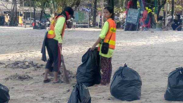 На пляже в Патонге собрали две тонны мусора