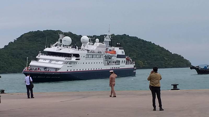 Круизное судно отправлено на ремонт на Пхукете после столкновения с подводными скалами у островов Пхи-Пхи