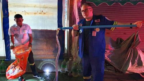 Британский волонтер службы спасения поймал двухметровую кобру в Патонге
