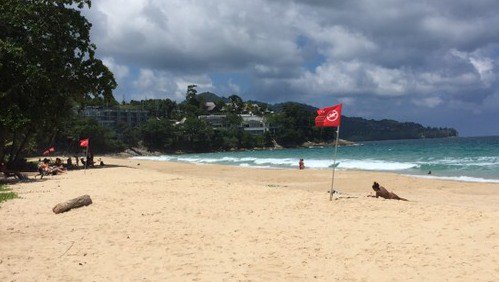 Красные флаги на пляжах Пхукета предупреждают об опасности