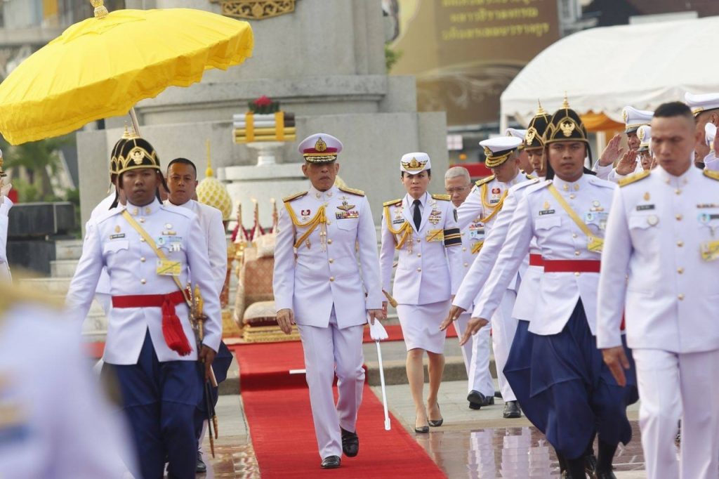 Король Таиланда женился на своём телохранителе (ВИДЕО)
