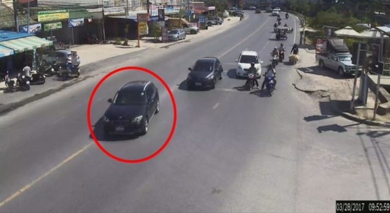 Сумасшедшая немка, проехавшая в Таиланде на BMW на красный свет, ожидает в камере суда