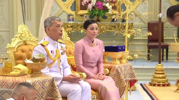 Король Таиланда женился на генерале