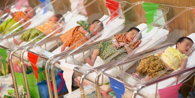 По случаю Сонгкрана в больнице Бангкока младенцев одели в праздничные саронги