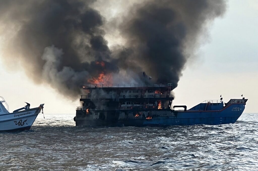 С горящего у острова Тау парома спасли всех пассажиров