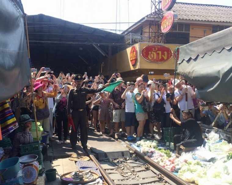 Рынок на железной дороге в Таиланде – Maeklong Railway Market