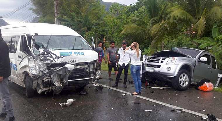 Микроавтобус «Pegas Touristik» с россиянами протаранил 2 автомобиля в Таиланде