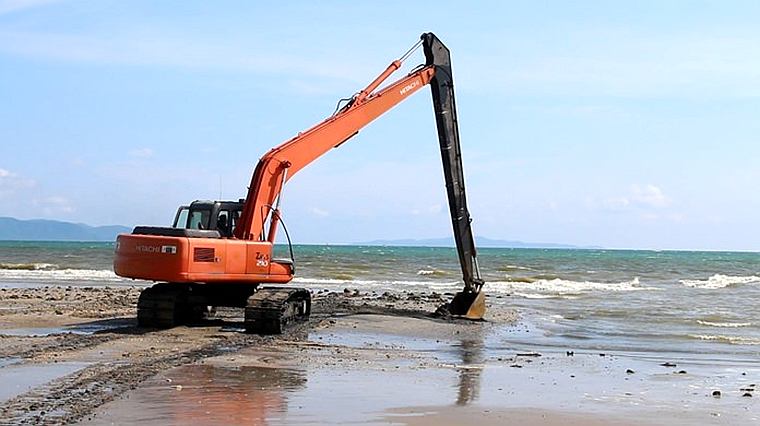 Стало известно, почему море на пляже Джомтьен грязное и воняет