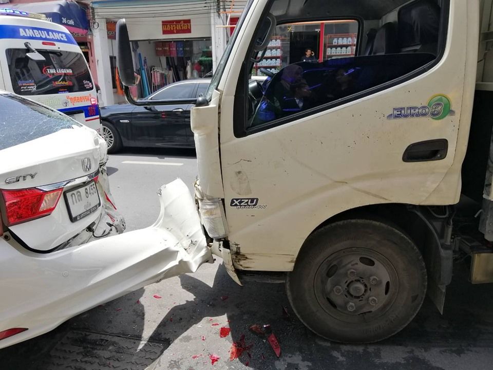 В Пхукет-тауне грузовик протаранил 6 припаркованных автомобилей: один человек пострадал