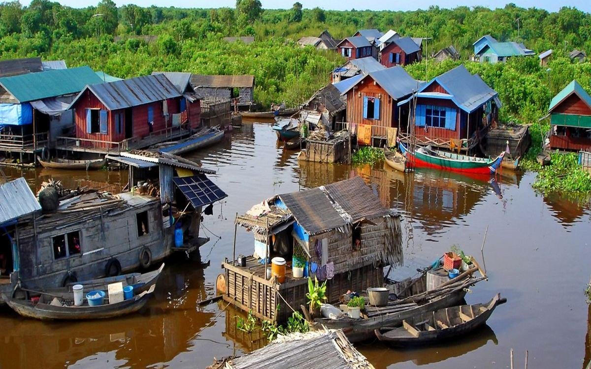 В Камбодже власти скупают у людей мусор, чтобы расчистить территорию природных достопримечательностей
