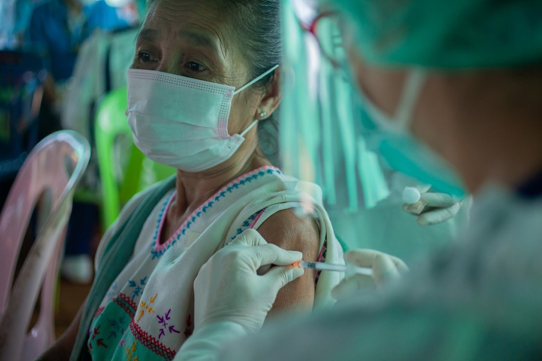 Таиланд вакцинирует беженцев