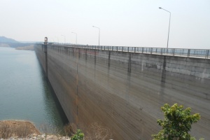 «Санук» на самой длинной плотине в мире
