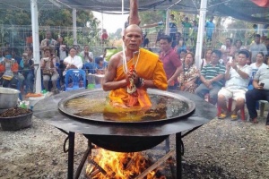 Тайский монах медитирует в котле с кипящим маслом