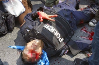 Бангкок - 50 человек ранено, один полицейский убит.