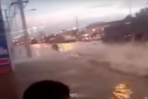 Видео: тайцы используют затопленные улицы как трассы для гонок на гидроциклах