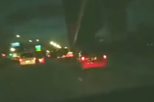 Видео: тайка прокатилась верхом на багажнике такси