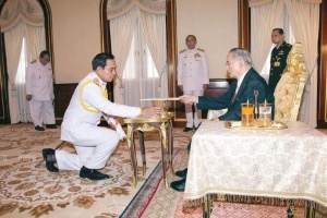 Его Величество одобрил временную Конституцию Таиланда