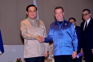 Двусторонняя встреча премьер-министра России Дмитрия Медведева и премьер-министра Тайланда Прают Чан Оча на саммите АСЕАН