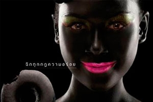 Рекламный скандал в Таиланде: белую девушку покрасили в черный цвет