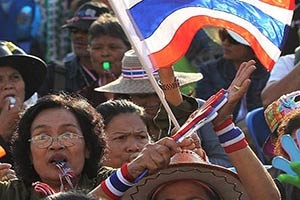 Тайские демонстранты готовятся захватить дом правительства Премьер Таиланда распустила парламент, но оставила при власти себя и кабмин