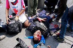 15 тысяч тайских полицейских начали очистку центра Бангкока от оппозиции (ФОТО) Арестовано больше ста манифестантов, 50 человек ранено, один полицейский убит