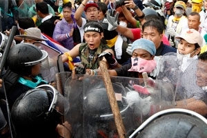 Тайский суд запретил режиму Чинават применять силу против манифестантов