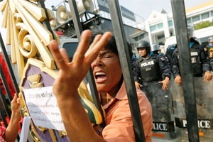 Манифестанты в Бангкоке обошли посольства для изъяснения своей позиции