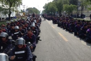 Бангкокские протестующие вошли в здание правительства Таиланда
