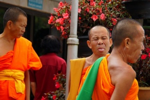 Аморальные монахи Таиланда расшатывают имидж буддизма