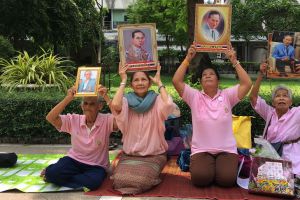 Тайцы молятся о здоровье Короля Пхумипхона Адульядета