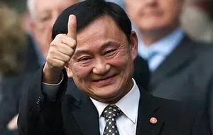 Власти Таиланда выдали ордер на арест экс-премьера Таксина Чинавата