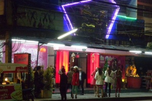 После обмана туристов в баре, полиция начинает проверку ночных заведений в Чанг Мае
