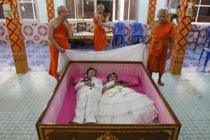 Любовь до гроба: свадебная церемония в открытых гробах состоялась в Таиланде