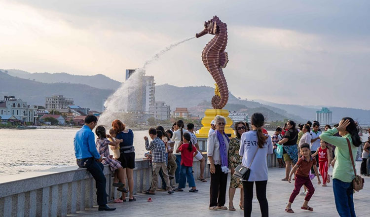 Статуя морского конька в Кампоте привлекла всеобщее внимание