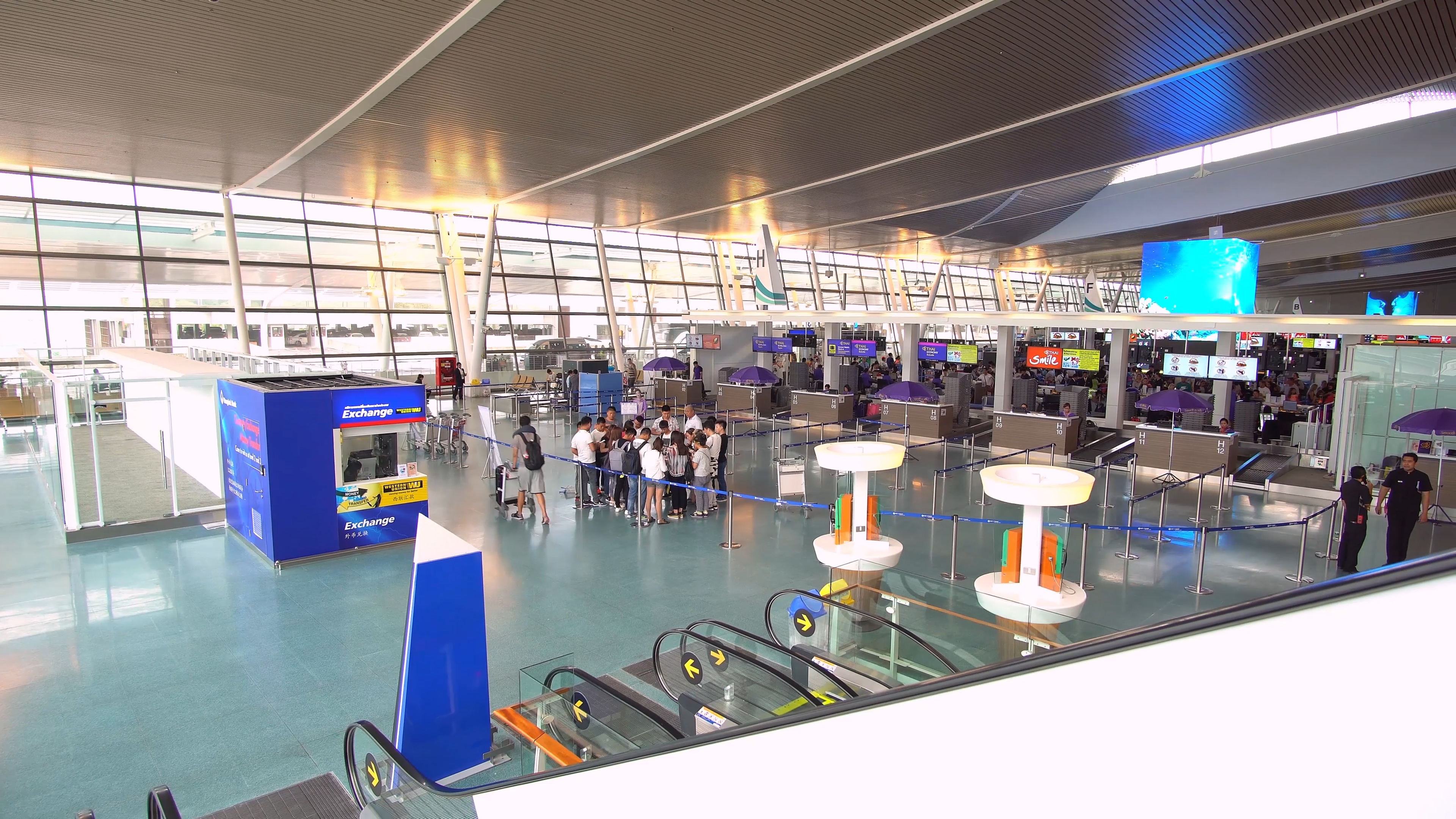 В аэропорту Пхукета проверяют всех входящих в терминалы