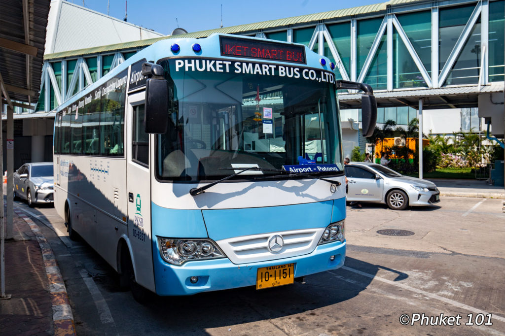 С 1 ноября бело-голубые автобусы Phuket Smart Bus снова начнут курсировать между аэропортом и Раваи