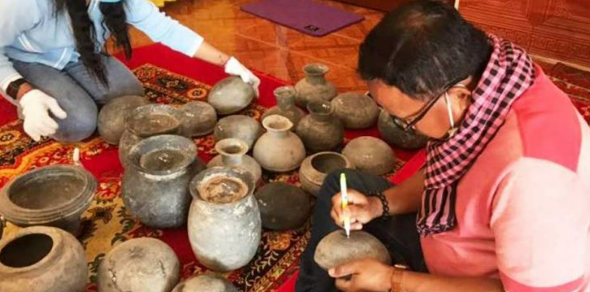 В Камбодже чиновники собирают данные и регистрируют артефакты в пагоде Чей Удом Чонгкал в провинции Оддар Меанчей