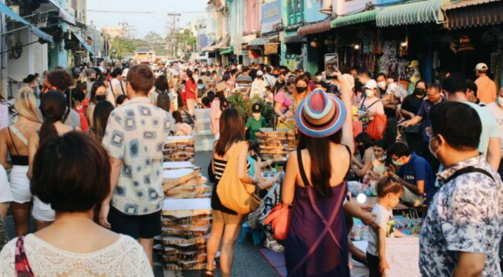 Чиновники Пхукета: местный воскресный рынок зарабатывает 2 миллиона бат в неделю