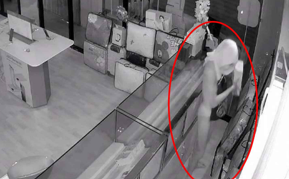 В Таиланде мужчина в женском нижнем белье крал телефоны и раздавал их бездомным