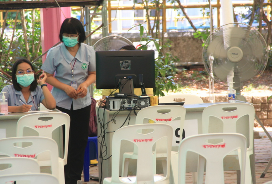 Больница Vachira Phuket Hospital продолжает проводить вакцинацию жителей и гостей острова