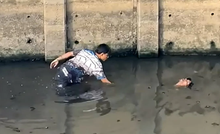 В Бангкоке пожилой мужчина медитировал в мутной воде канала и вызвал панику у людей