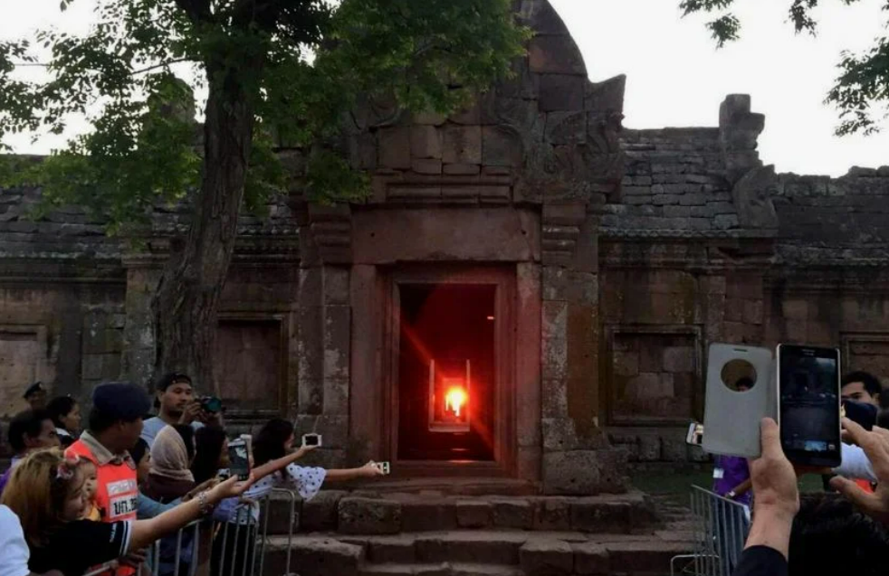 Туристы стали свидетелями солнечного явления в храме Пханом Рунг