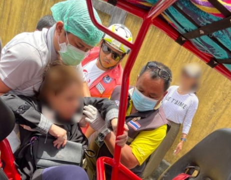 Туристка госпитализирована после того, как багги, в котором она находилась, врезался в мачту электропередач