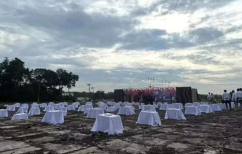 Супруги из Таиланда, выигравшие в лотерею, устроили на кладбище благодарственный обед для духов