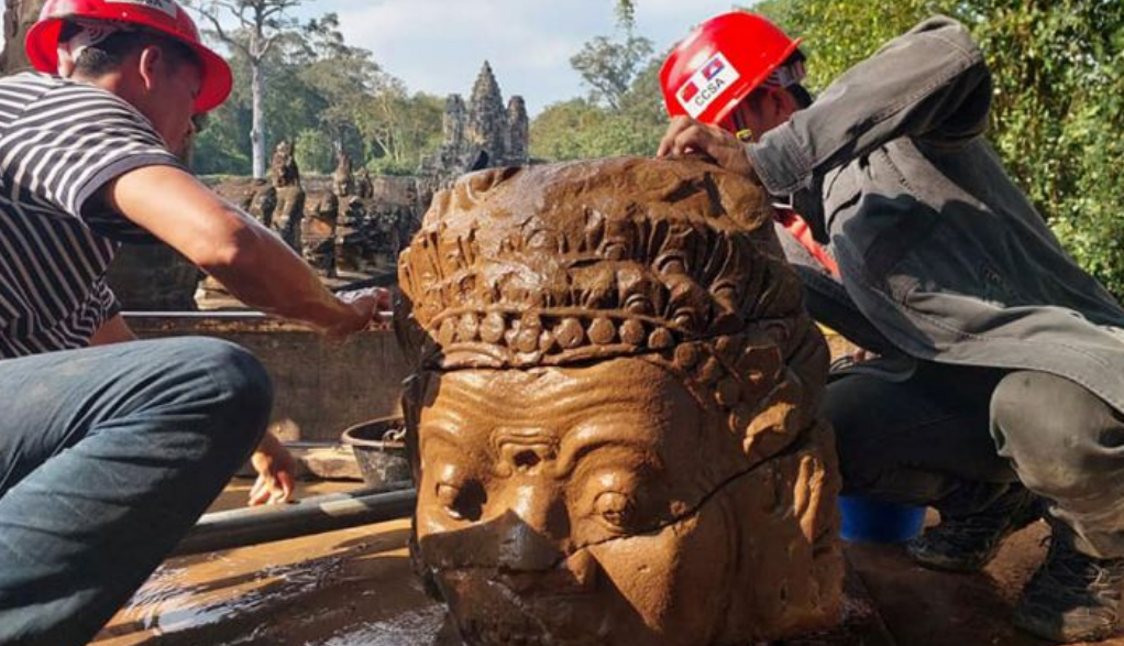 Голова статуи периода Байон найдена у южных ворот Ангкор