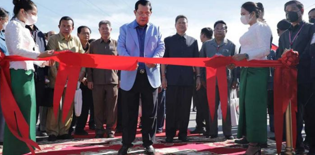 Премьер-министр Хун Сен 22 декабря открыл две дороги в провинции Преа-Сианук