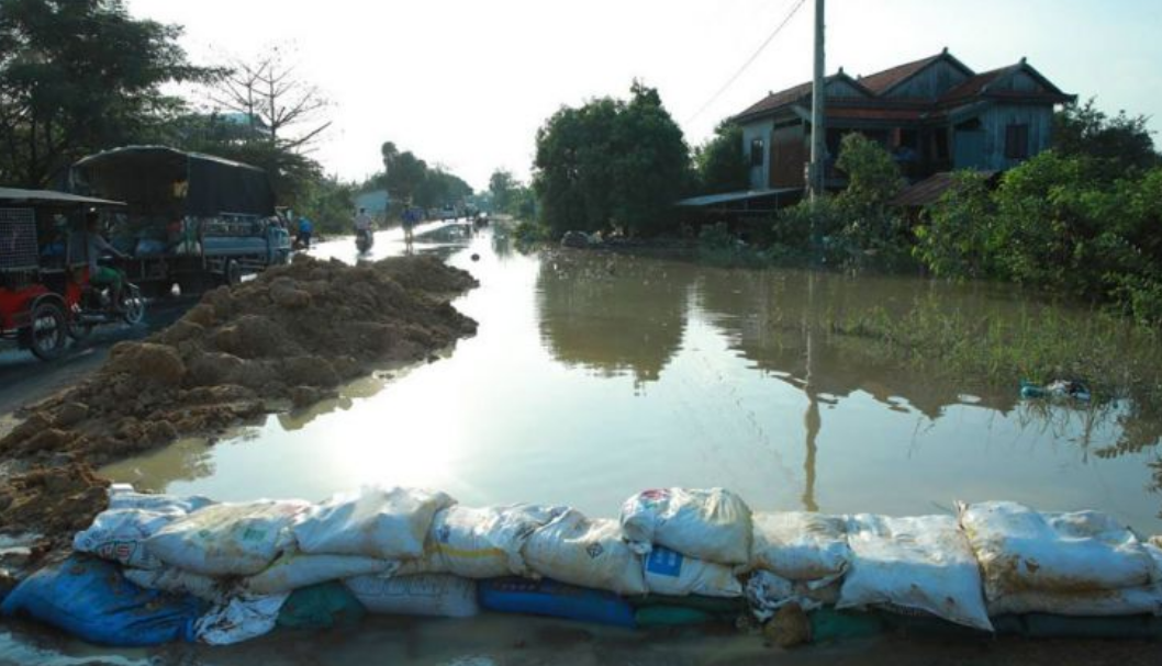 Ливневые паводки на окраинах столицы Камбоджи отступают