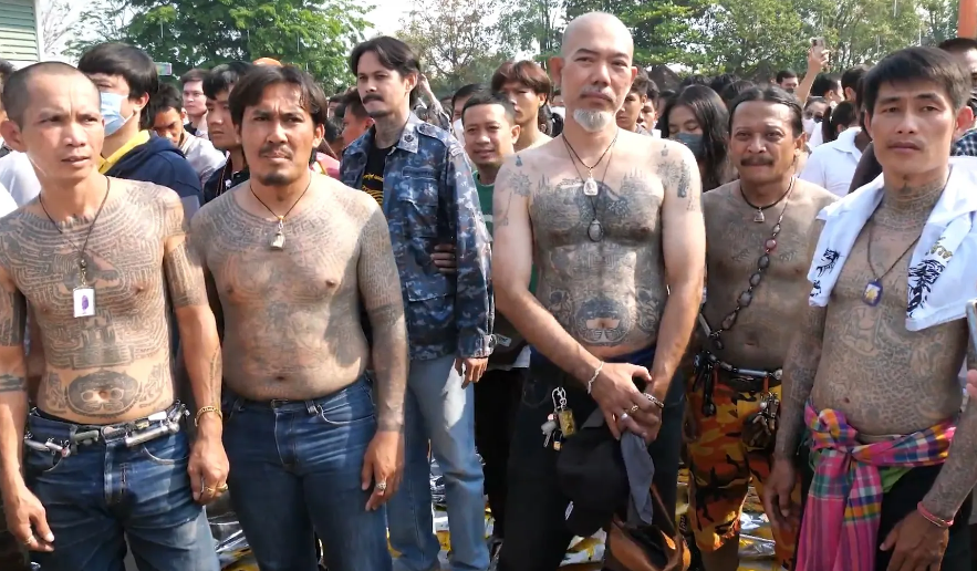 В Таиланде состоялся безумный фестиваль магических татуировок Вай Кру с участием монахов