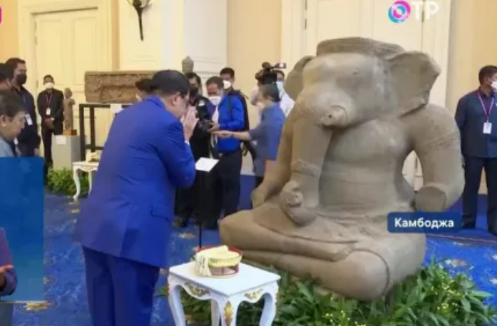 В Камбоджу вернулись древние статуи и ценности, украденные 50 лет назад